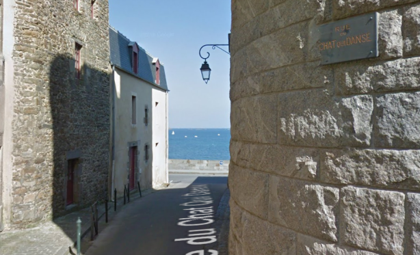 La rue du chat qui danse se situe à Saint-Malo.